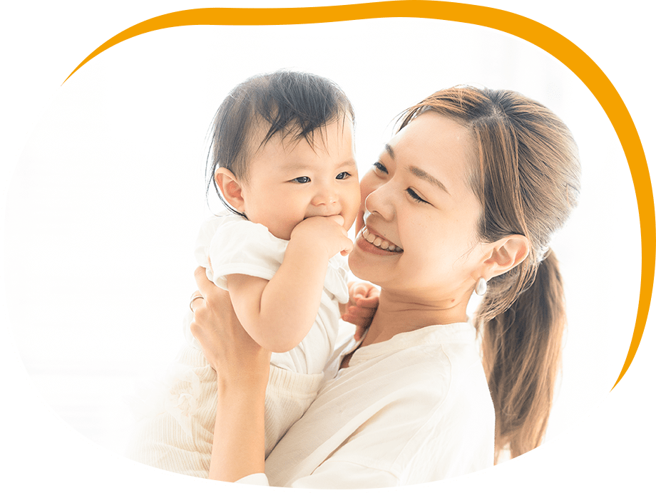 子供を抱き上げる女性